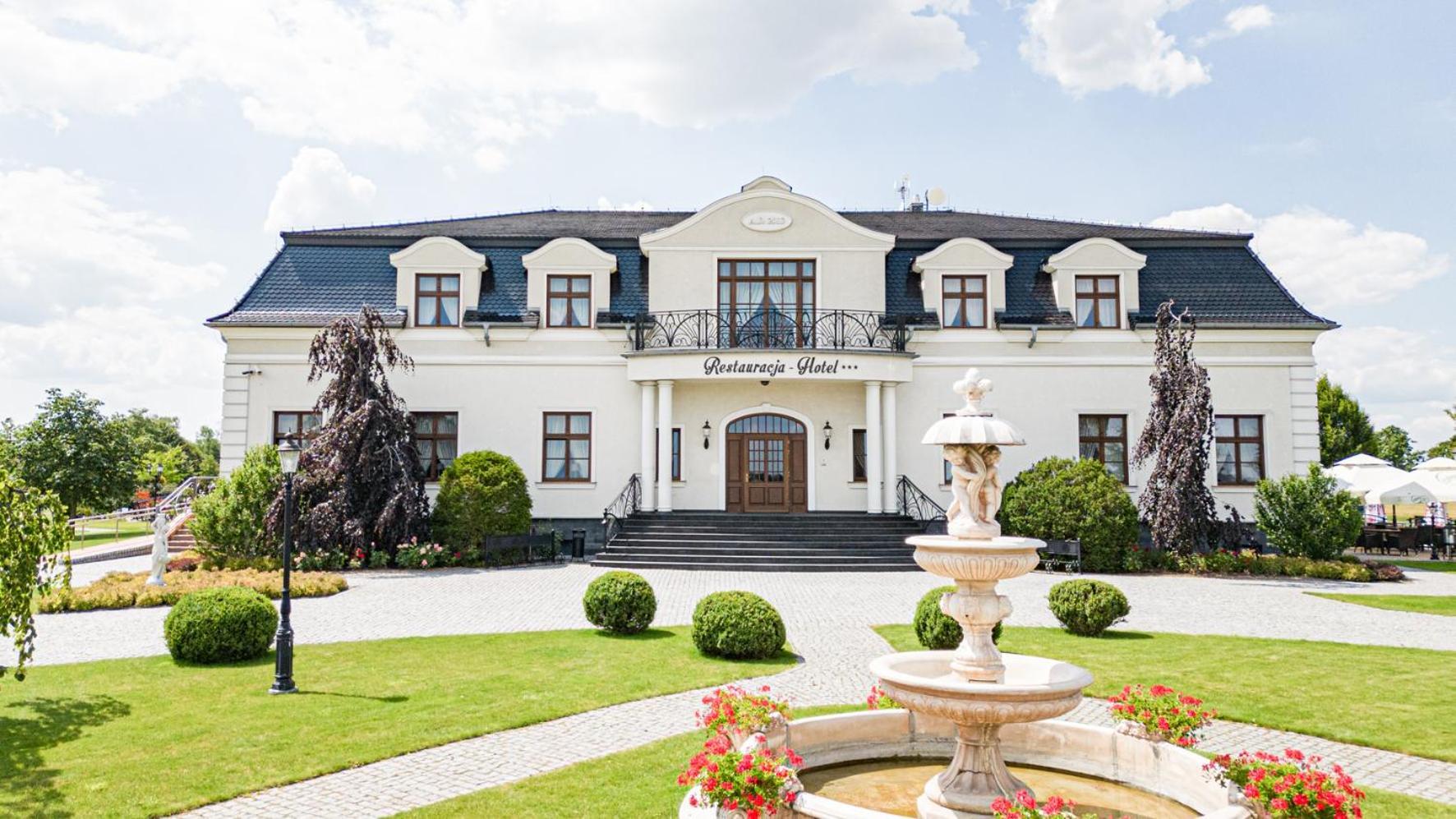 Dworek Komorno Exterior foto